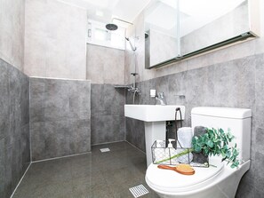 Maison (Sweet House) | Salle de bain | Douche, articles de toilette gratuits, sèche-cheveux