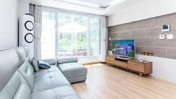 House (Sweet House) | Living area | LCD TV, video-game console