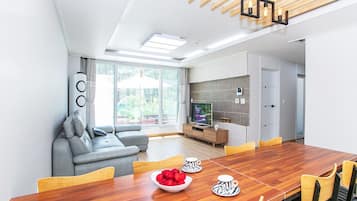 House (Sweet House) | In-room dining