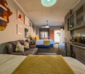 ห้องแฟมิลี่ทริปเปิล | เครื่องนอนระดับพรีเมียม, เตียงเมมโมรีโฟม, ห้องพักตกแต่งอย่างมีเอกลักษณ์