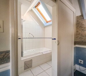 Comfort Room, 1 Queen Bed (Upstairs Wedgewood) | Bathroom | Free toiletries, hair dryer, towels, soap - Westlodge at Graskop (Graskop)