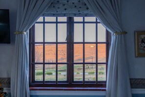 ห้องคอมฟอร์ท, เตียงควีนไซส์ 1 เตียง (Upstairs Wedgewood) | วิวภูเขา