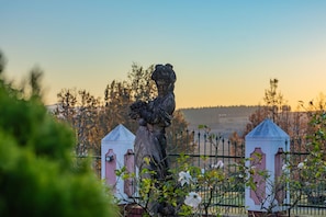 Deluxe Suite, Multiple Beds (Fleur de Lis - East) | Garden view