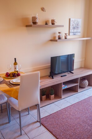 Comfort Apartment, 1 Queen Bed with Sofa bed, Balcony, Sea View | Living area