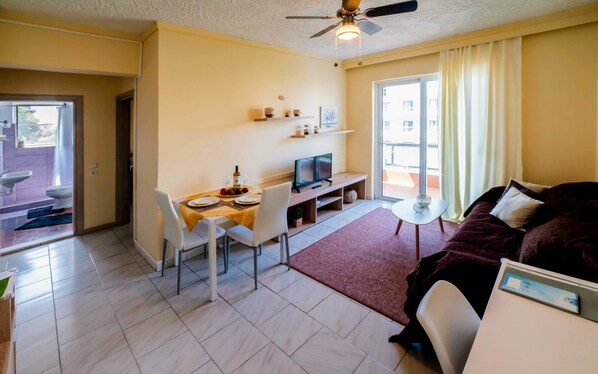Comfort Apartment, 1 Queen Bed with Sofa bed, Balcony, Sea View | Living area