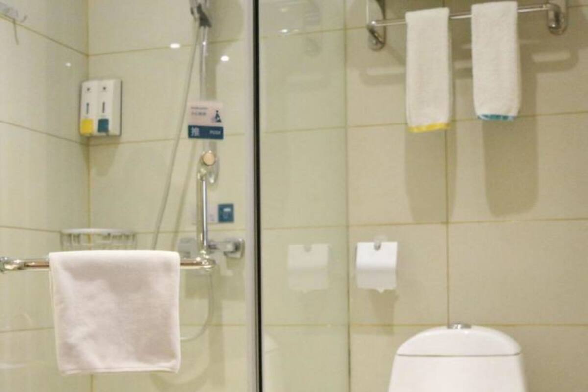 Dusche, kostenlose Toilettenartikel, Hausschuhe, Handtücher