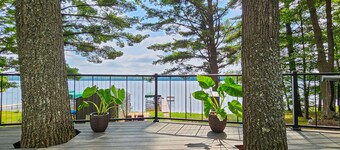 Afgelegen waterkant huis tussen 2 meren w / verwarmde veranda, dock, kajaks en roeiboot