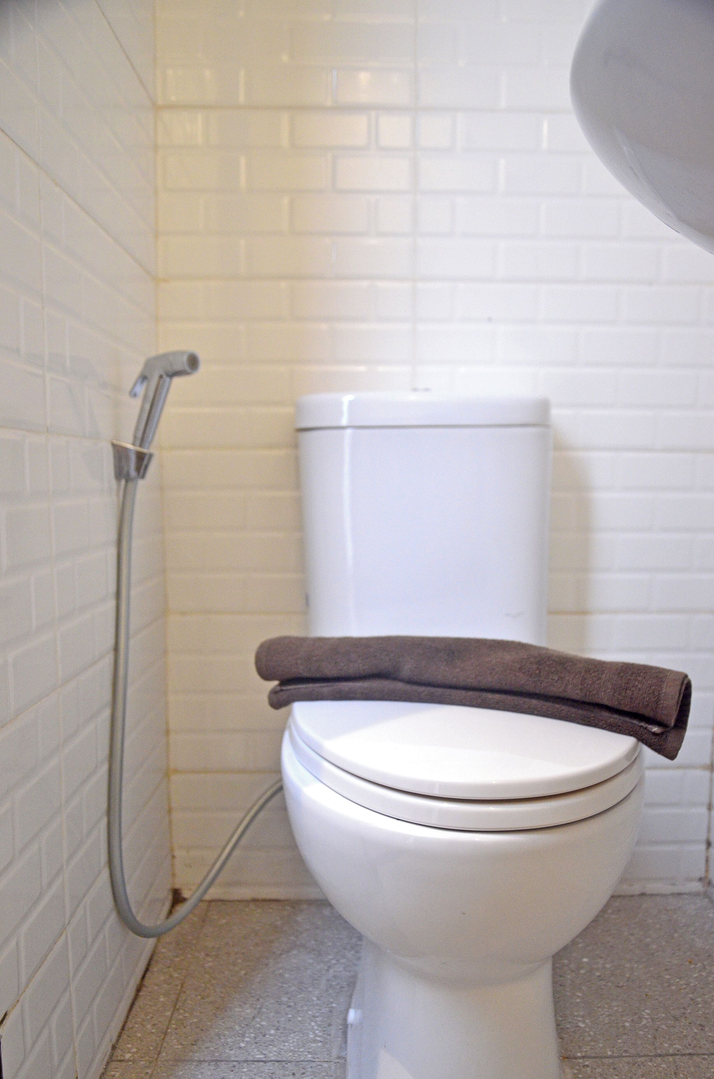 Standaard kamer | Badkamer | Een douche, pantoffels, handdoeken, zeep