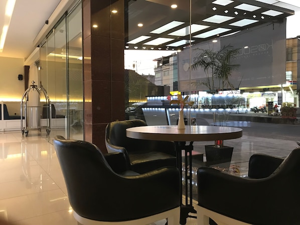 Coin salon dans le hall