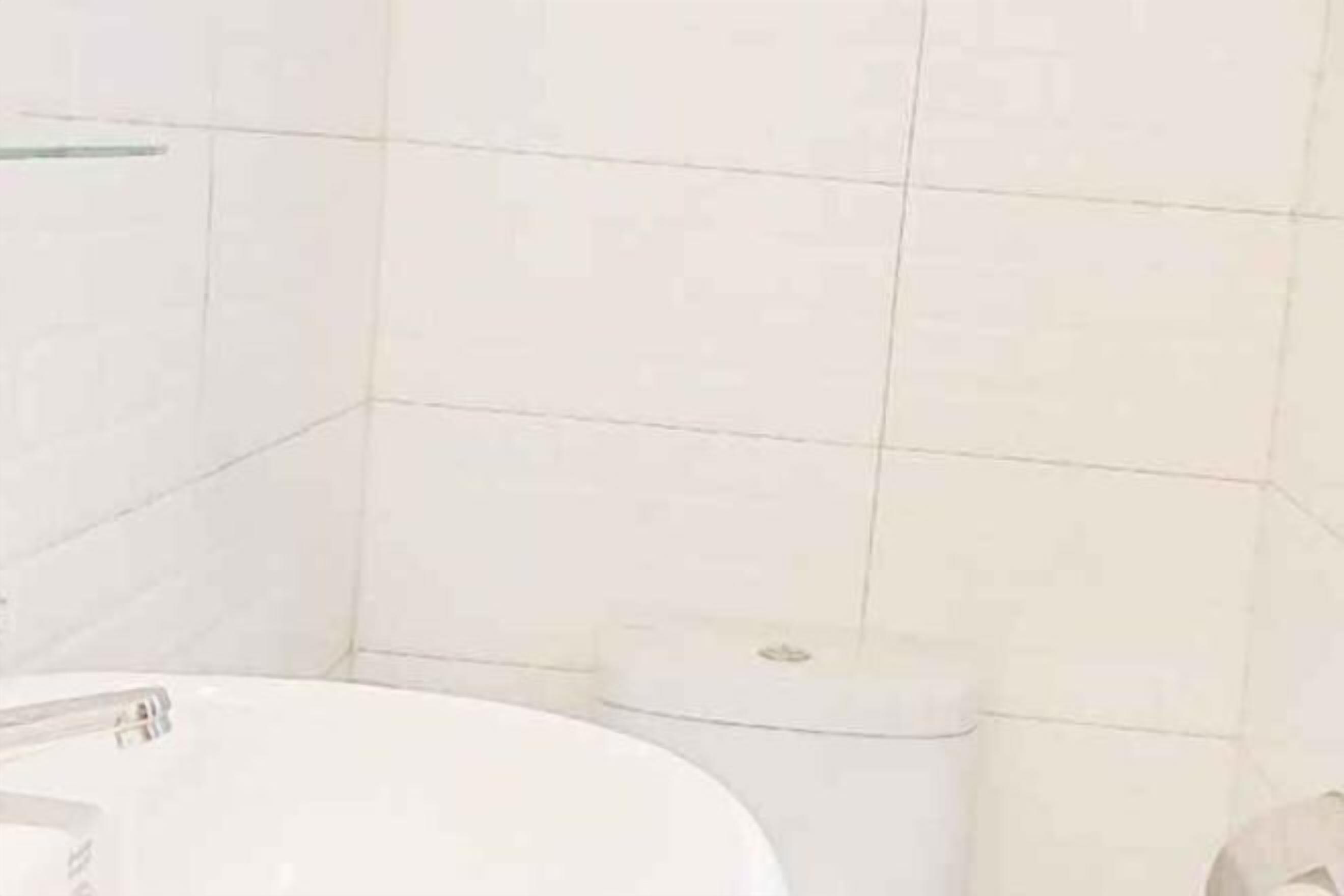 Baño | Regadera, pantuflas, toallas, jabón 