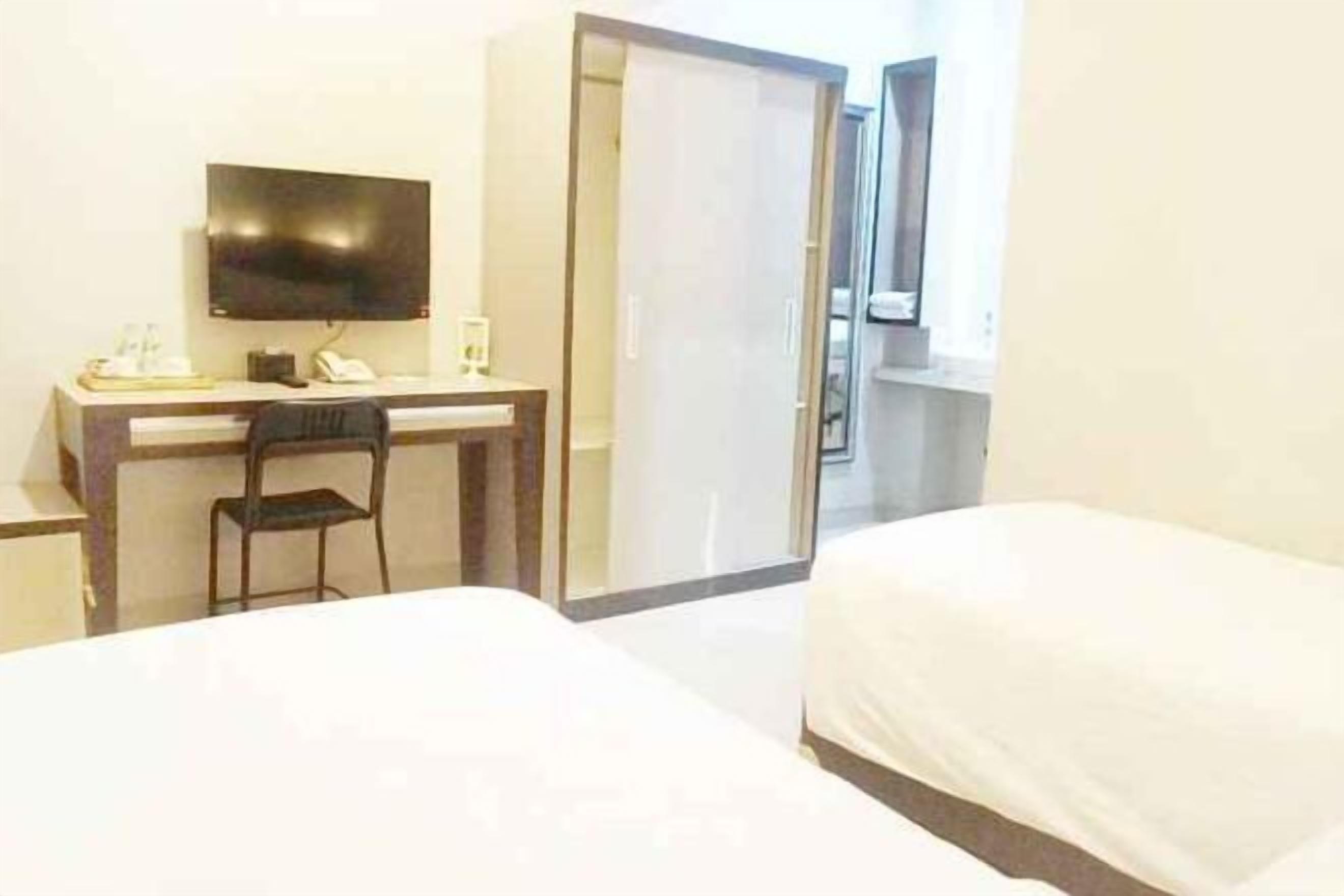 Escritorio y camas extra 