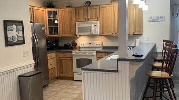 Coffee/tea maker, fridge, microwave, oven