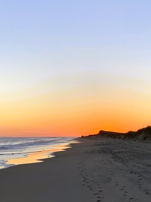 Nær stranden, solsenger og strandhåndklær
