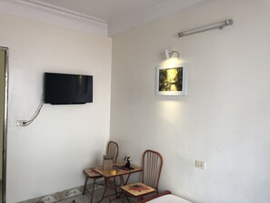Deluxe Double Room Single Use | Desk, blackout curtains, soundproofing, free WiFi - Van Anh Motel (Hai Phong)