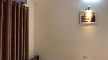 Deluxe Double Room Single Use | Desk, blackout drapes, soundproofing, free WiFi