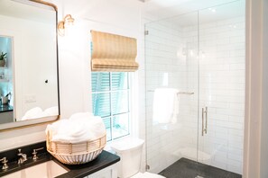 Een haardroger, handdoeken, zeep, shampoo