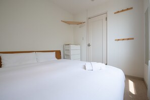 Travel crib, free WiFi, bed sheets