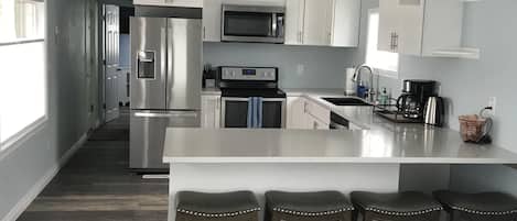 Een koelkast, een microgolfoven, een oven, een kookplaat