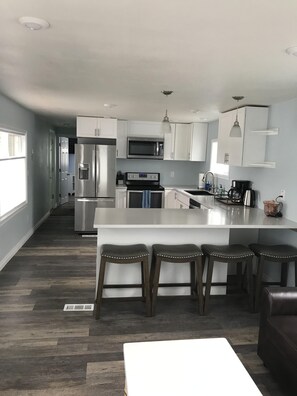 Réfrigérateur, four à micro-ondes, un four, surface de cuisson