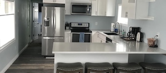 Strandfellesskap med utsikt mot byen og fjellet.