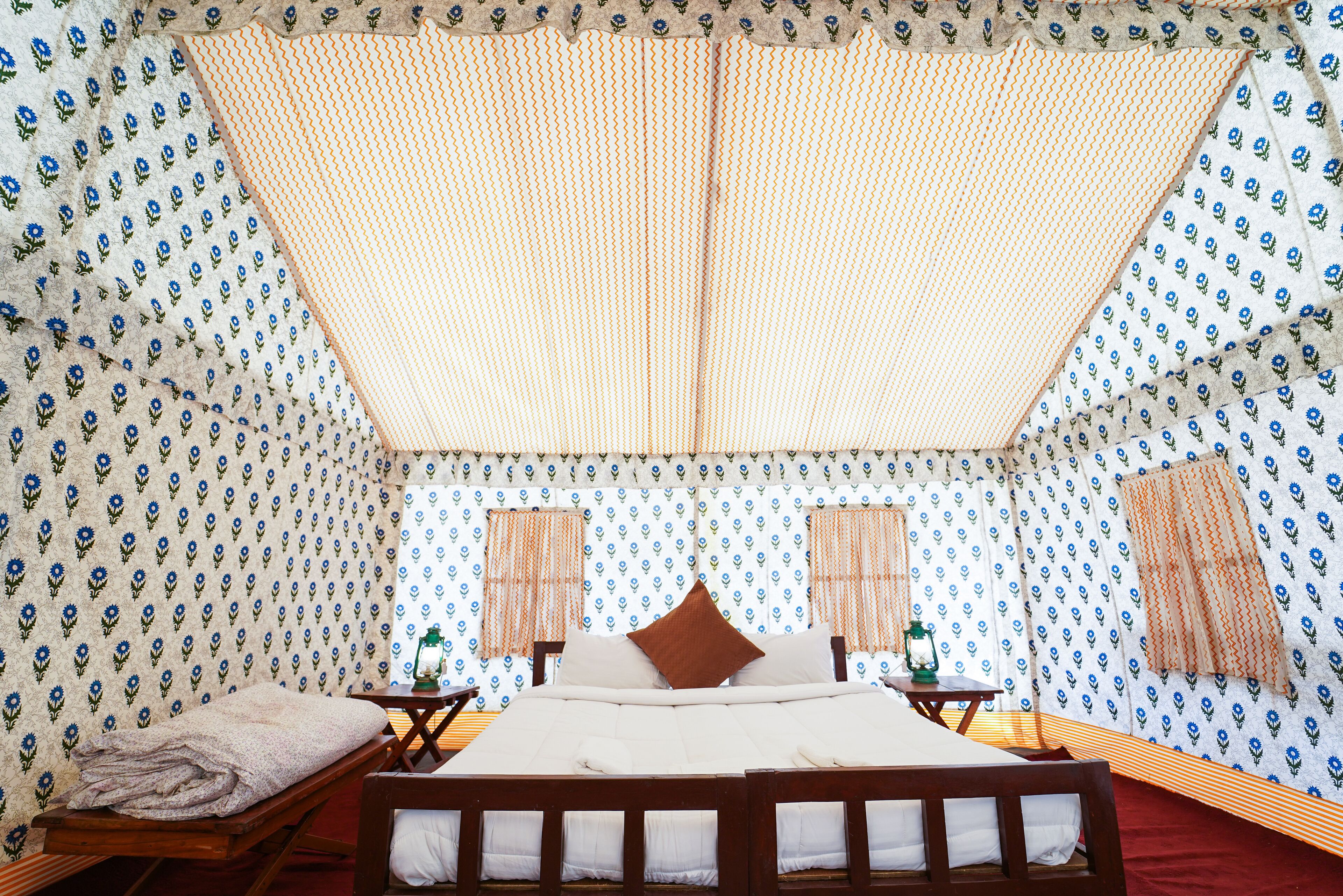 ラグジュアリー テント キングベッド 1 台 | 高級寝具、デスク、ノートパソコン用作業スペース、ベッドシーツ