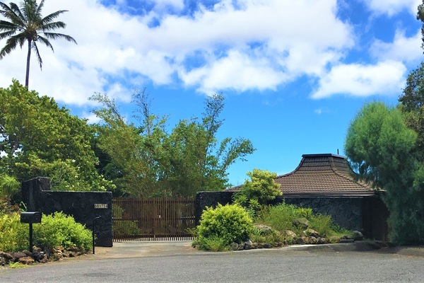 THE BAMBOO GUEST HOUSE - AT THE END OF A QUIET STREET.