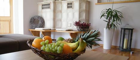 Comfort appartement (Im Hanicht) | Woonruimte | Een 48-inch flatscreentelevisie met satellietzenders en een televisie