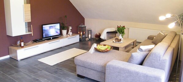Ferienwohnung - Im Lehm | Wohnbereich | 48-Zoll-Flachbildfernseher mit Satellitenempfang, Fernseher, DVD-Player
