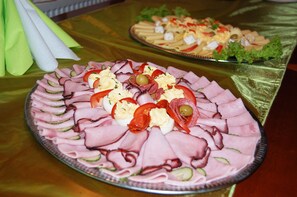 Bữa sáng buffet hàng ngày (9 EUR/mỗi người)