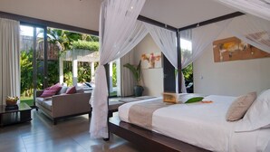 Une chambre à coucher avec un lit à baldaquin, un canapé et une vue sur un jardin luxuriant.