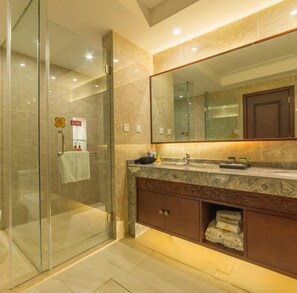 Quarto duplo luxo, para não fumantes | Banheiro | Chuveiro, produtos de toalete grátis, secador de cabelo, chinelos