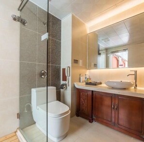 Standard Twin Room, Non Smoking, Mountain View | Bilik Mandi | Pancuran mandi, kelengkapan dandanan diri percuma, pengering rambut 