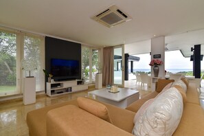 Fernseher, DVD-Player, Musikbibliothek, Stereoanlage