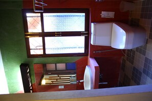 Dusch, hårtork, handdukar och tvål