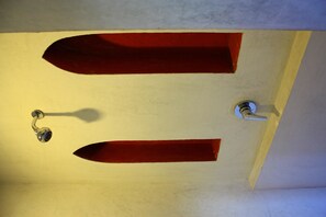 Dusch, hårtork, handdukar och tvål