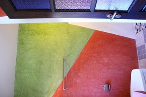 Dusch, hårtork, handdukar och tvål