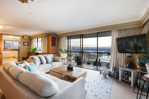 TV, DVD player, books, music library - Ultra Luxurious Waterfront Queen Bedroom with Surfers Paradise Views (Surfers Paradise)