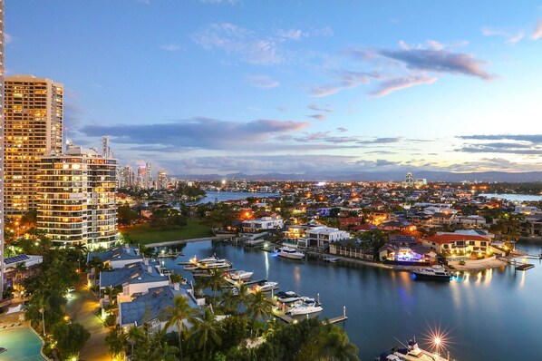 Marina - Ultra Luxurious Waterfront Queen Bedroom with Surfers Paradise Views (Surfers Paradise)