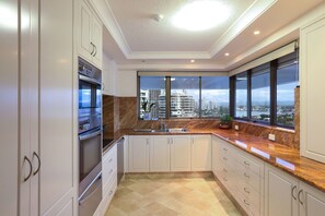 Fridge, microwave, oven, stovetop - Ultra Luxurious Waterfront Queen Bedroom with Surfers Paradise Views (Surfers Paradise)