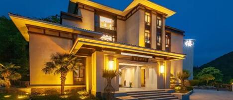 Overnatningsstedets facade – aften/nat