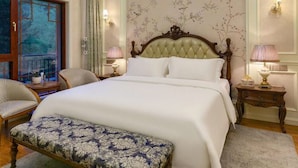 A bedroom with a large bed, a chandelier, floral wallpaper, and two bedside lamps. - Floral Hotel Enshi Xiaoxihu Yihao (Enshi)