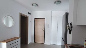 Een moderne keuken met witte kastjes, een houten aanrecht en een spoelbak.