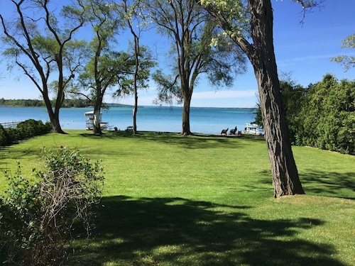 Caribbean-Blue Elk Lake Escape Remodeled 6BR Waterfront Retreat.