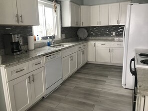 冰箱、微波炉、烤箱、炉灶