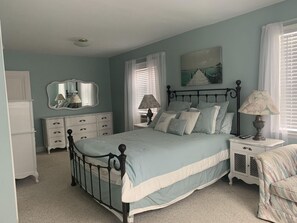 6 bedrooms, iron/ironing board, WiFi, bed sheets