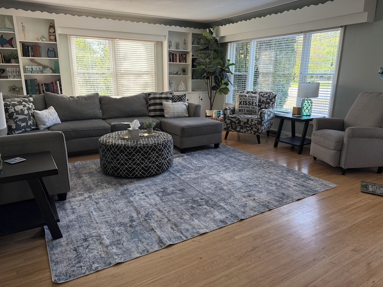 Caribbean-blue Elk Lake Escape Remodeled 6br Waterfront Retreat. - Elk Rapids, MI