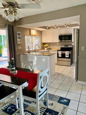 Dining - Cozy cottage.New Port Richey.Private Heated Pool-solar panels. (NEW PORT RICHEY)