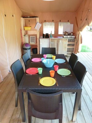 In-room dining - Camping Le Rotja (Fuilla)