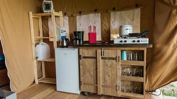 Refrigerador, cafetera y tetera y tetera eléctrica