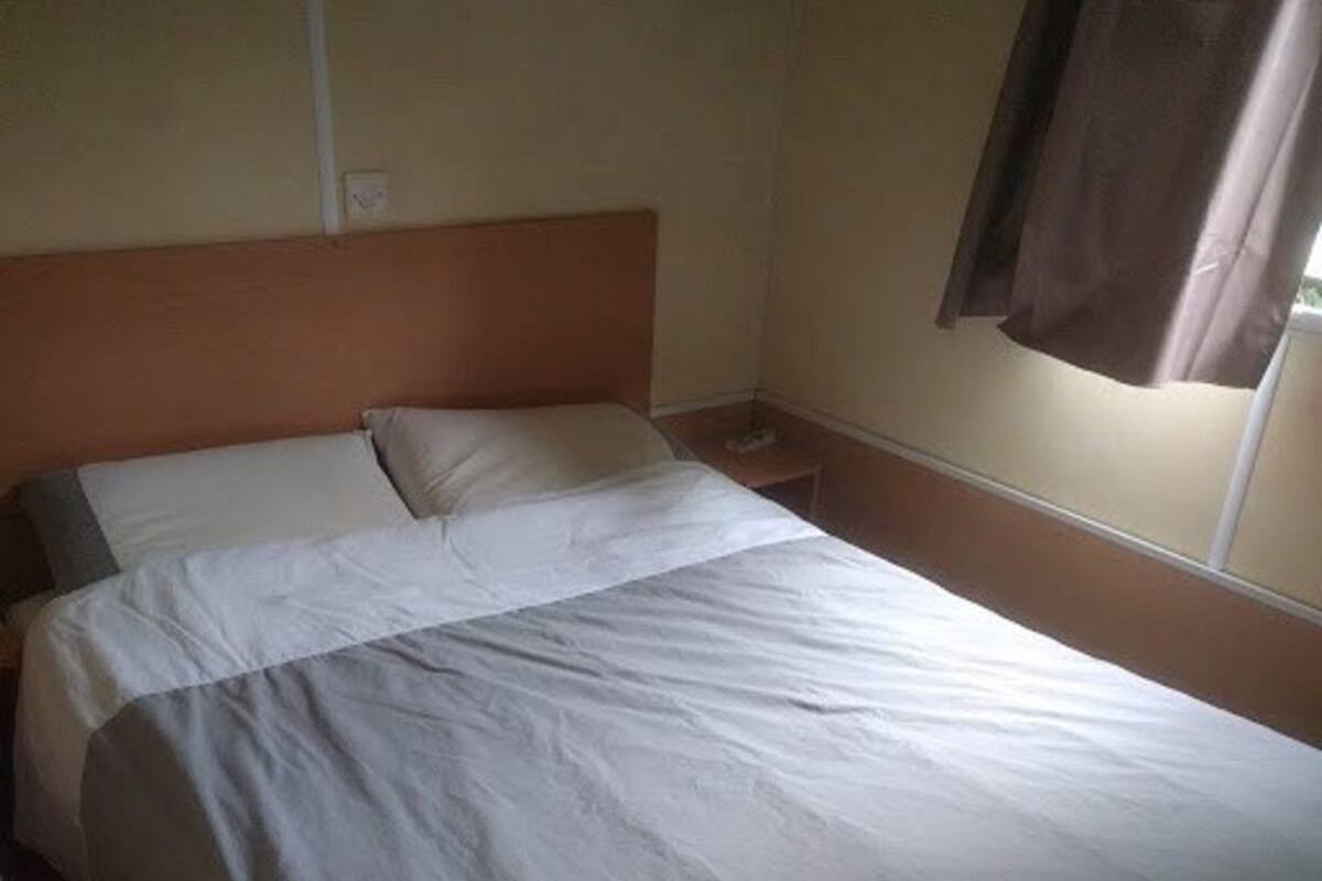 2 bedrooms, cribs (surcharge), WiFi (free)